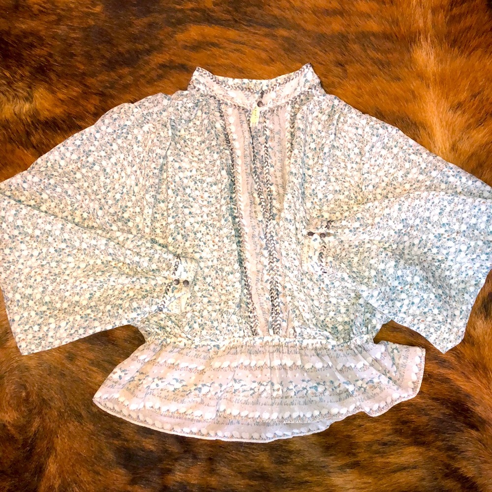 Beautifully detailed balloon sleeve blouse